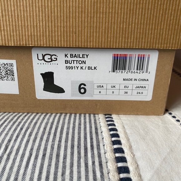 Black Bailey button Ugg’s (size 6) - Picture 2 of 5